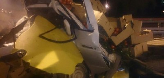 В Петербурге водителя «Газели» раздавило помидорами