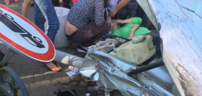 В Челябинске автомобиль после ДТП вылетел на остановку и сбил женщину с ребенком