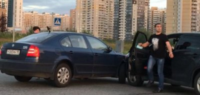 Столкновение прямо на глазах: дама на "Шкоде" левым поворотом не пропускает кроссовер Mitsubishi 