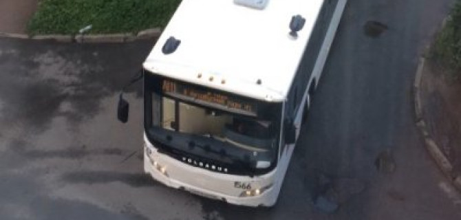 Рейсовый пассажирский автобус разворотил газоны и поребрики во дворах на улице Громова  