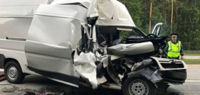 В ночном ДТП под Екатеринбургом один человек погиб и шестеро пострадали