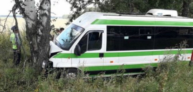 Под Уфой маршрутка с пассажирами неудачно пошла на обгон и оказалась в кювете