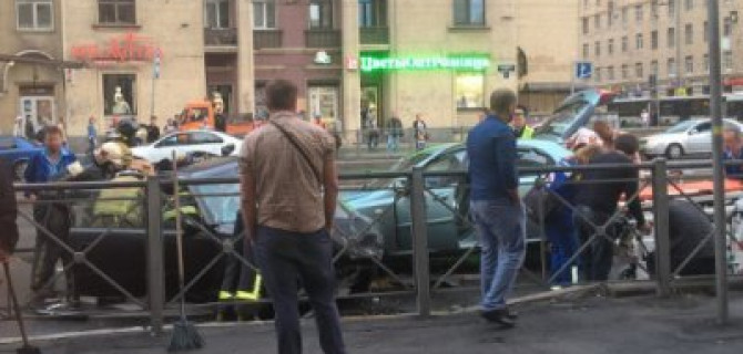В тройном ДТП в Невском районе Петербурга пострадали два человека