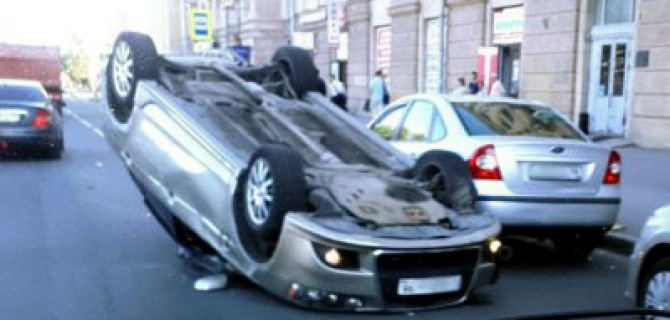 В Петербурге на Обуховской Обороны в ДТП опрокинулась иномарка