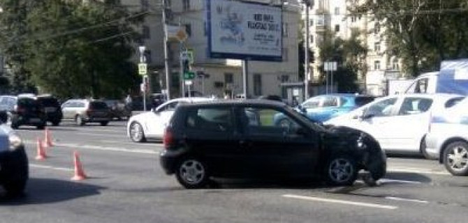 В ДТП с мотоциклом в Москве пострадали два человека