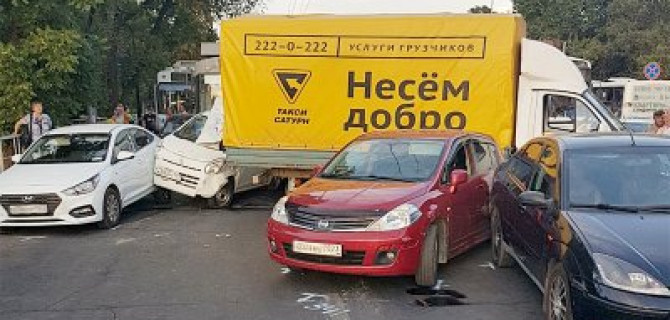 В Краснодаре водитель троллейбуса потеряла сознание и спровоцировала ДТП с 11 машинами