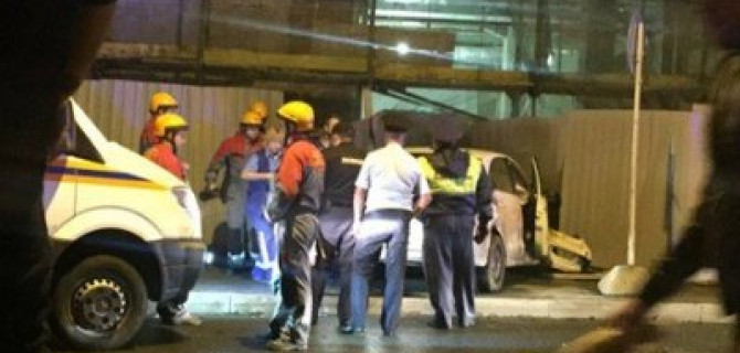 В Петербурге иномарка снесла группу пешеходов на тротуаре: погибла женщина