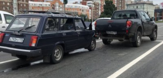 ВАЗ универсал сильно врезался в пикап Mitsubishi L200 на Поклонной горе