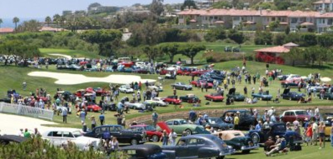 Новые роскошные автомобили на автошоу в Пеббл-Бич