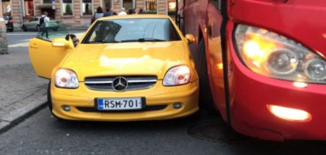 В Петербурге автобус придавил легковой Mercedes Benz Coupe с финскими номерами