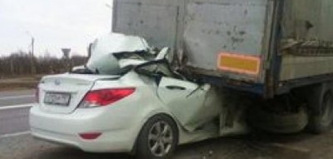 В ДТП с грузовиком в Азовском районе погибли три человека