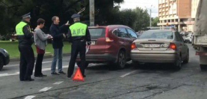 Две иномарки навалились друг на друга на круговом движении на площади Мужества