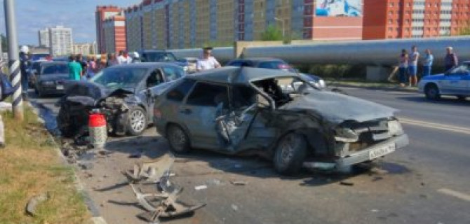 Водитель ВАЗа погиб в ДТП в Саратове