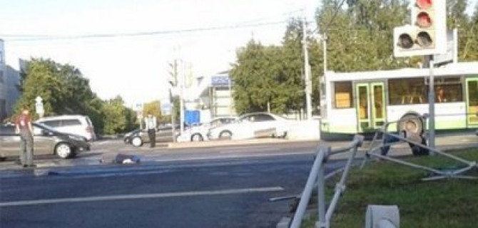 В Москве иномарка сбила мать с ребенком на переходе – женщина погибла