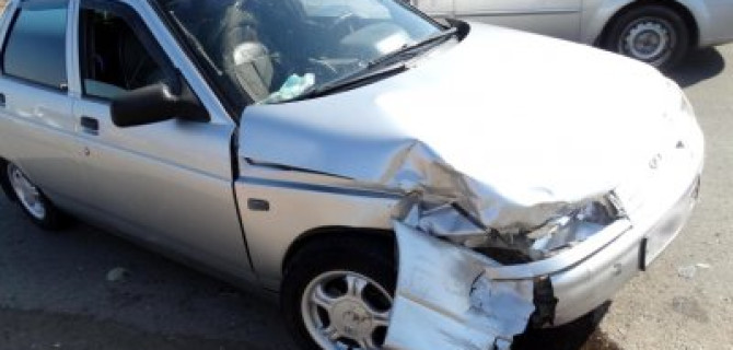 В Астрахани в ДТП пострадали двое взрослых и двое детей