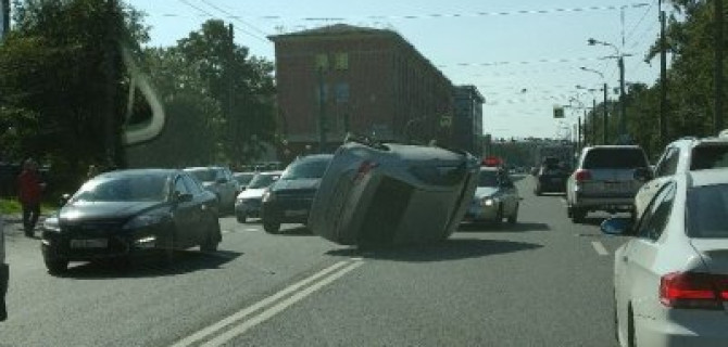 На Васильевском острове в Петербурге опрокинулась Toyota