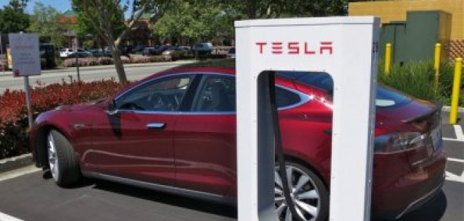 Tesla снижает цены за счет батарей