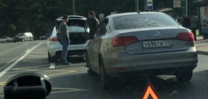 Volkswagen Jetta врезался в Jaguar XF у Марсова поля