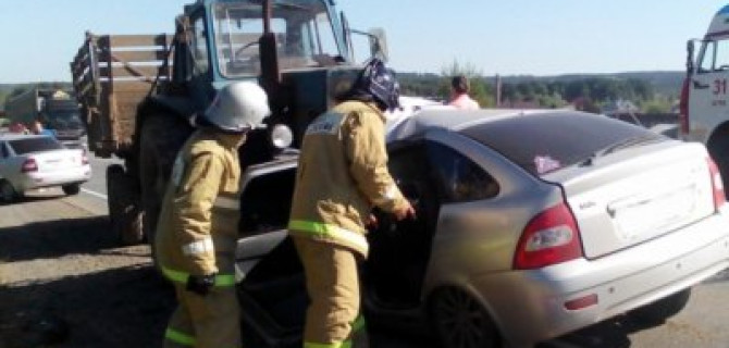 Один человек погиб и четверо пострадали в ДТП с трактором в Удмуртии