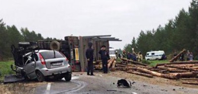 Два молодых человека погибли в ДТП с лесовозом в Архангельской области