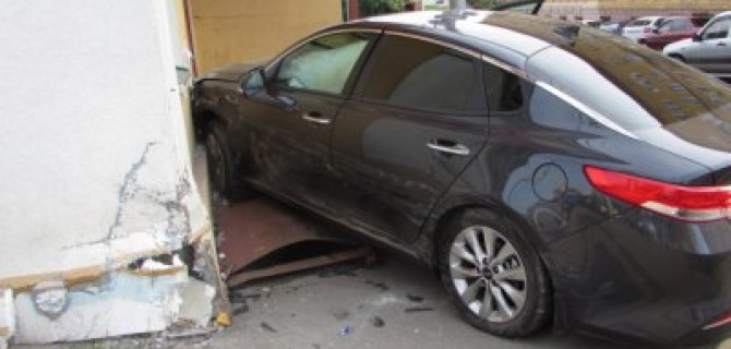 В центре Саратова машина сбила женщину и врезалась в здание