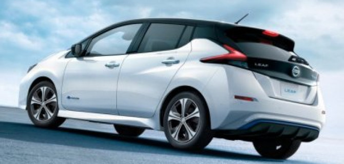 Nissan Leaf 2018: машина в гараже и электричество в доме