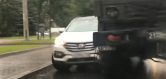 В Петербурге автокран "КамАЗ" придавил кроcсовер Hyundai