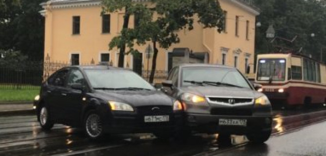 Неудачный разворот на проспекте Энгельса в Петербурге привел к столкновению "Хонда Акура" и "Форд Фокус"