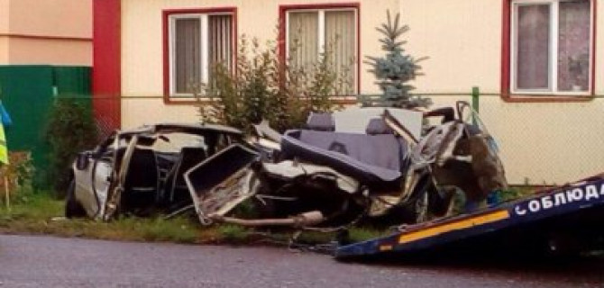 В Стерлитамаке легковушку разорвало при ударе об столб