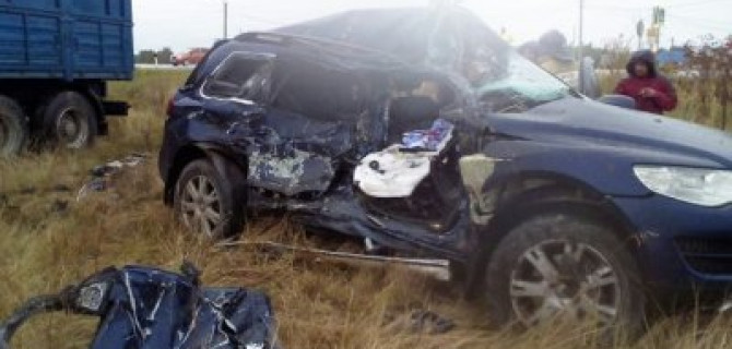 На трассе Магнитогорск – Южноуральск при столкновении фуры и Volkswagen Touareg погиб человек