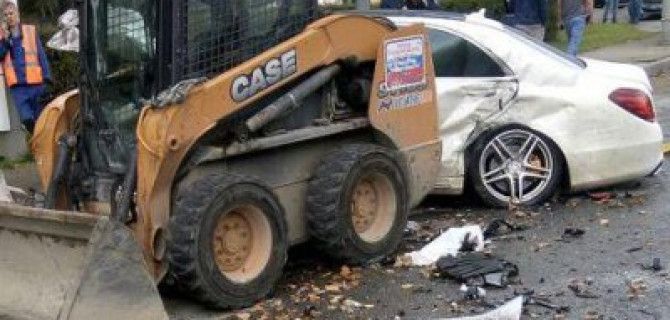 Четыре человека пострадали в ДТП с трактором в Москве