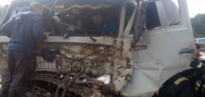 В Набережных Челнах водителя КамАЗа зажало в кабине после ДТП