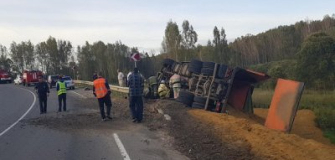 Женщина погибла при опрокидывании КамАЗа под Тулой