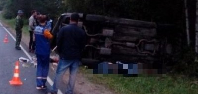 Два человека погибли в опрокинувшемся «Лексусе» в Тверской области