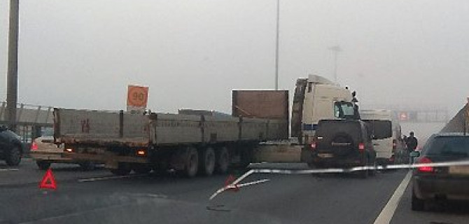 В Петербурге на КАД грузовик протаранил 4 автомобиля