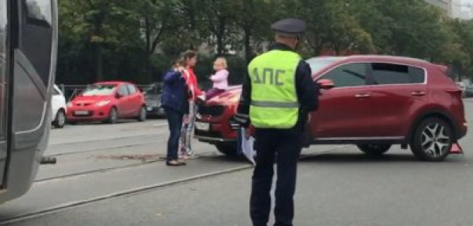 KIA Sportage и ВАЗ под управлением милых дам столкнулись у Торжковского рынка в Петербурге