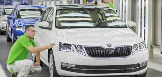 Большинство автолюбителей предпочитает обслуживаться у официальных дилеров