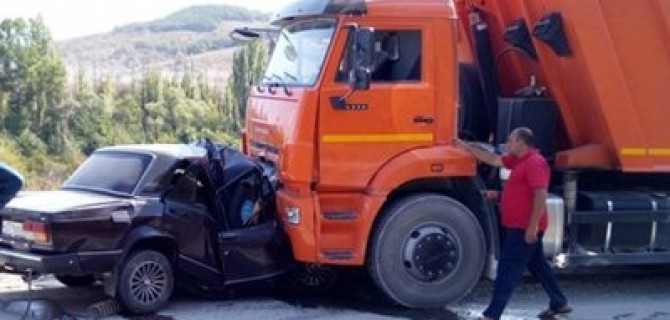 В Крыму три человека из ВАЗа погибли в лобовом ДТП с КамАЗом