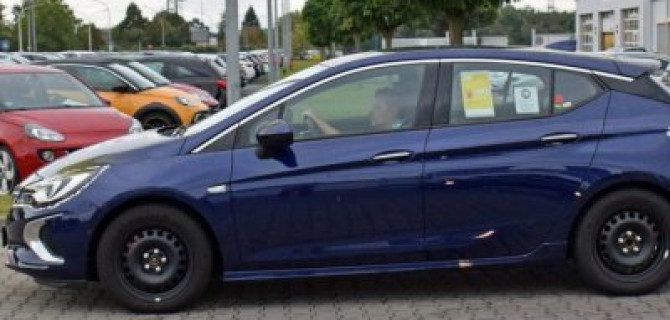 Новый хэтчбек Opel Astra GSi заснят фотошпионами почти без камуфляжа