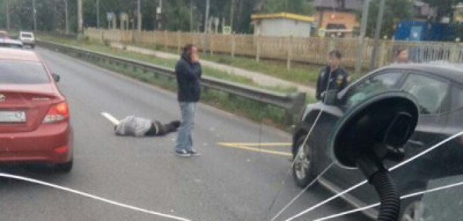 Автомобиль сбил мужчину на переходе в Курортном районе Петербурга