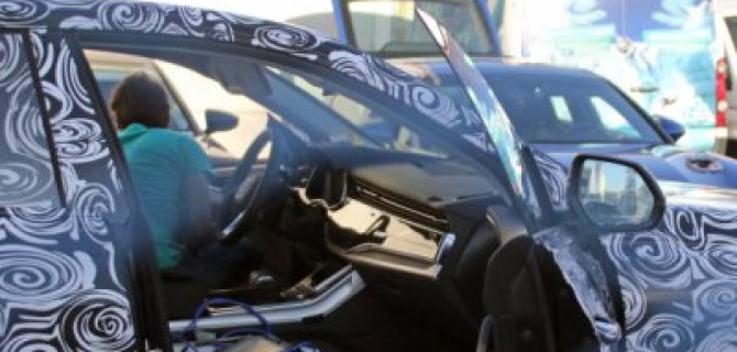 Шпионские фото салона нового кроссовера Audi Q8 попали в Сеть