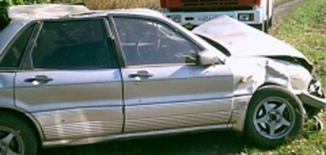 Под Курском иномарка врезалась в дерево: погиб водитель и пострадал ребенок