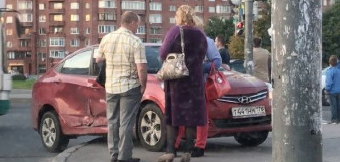 В Петербурге автомобиль Hyundai Solaris в результате ДТП вылетел на тротуар