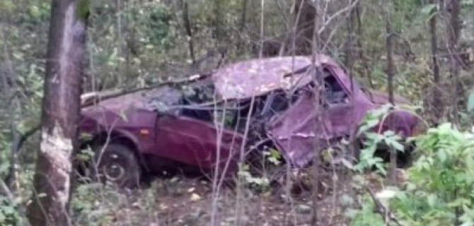 Два человека погибли в опрокинувшемся автомобиле в Соликамске