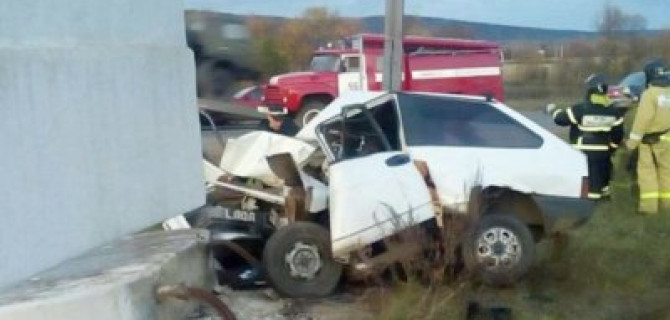 На въезде в Нижнеудинск ВАЗ врезался в стелу – водитель погиб