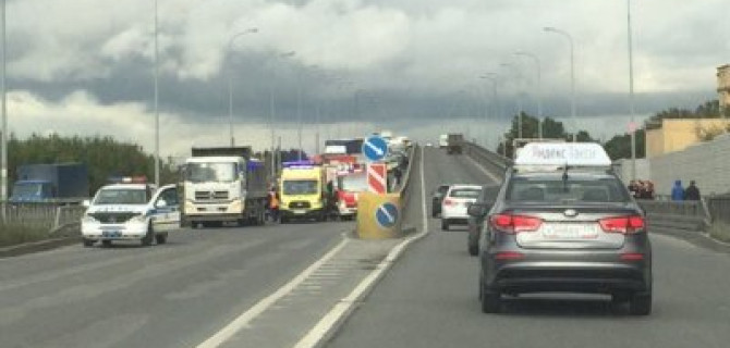 В Петербурге в ДТП с двумя грузовиками пострадал человек