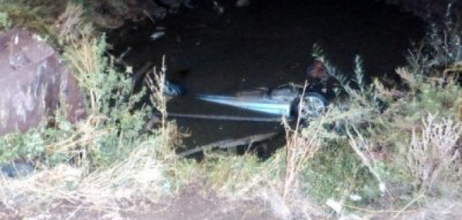 В Новосергиевском районе Ford утонул в яме – погибли два молодых человека