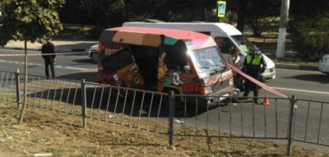 В Севастополе водитель автомобиля сбил женщину на переходе и скрылся