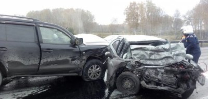 Водитель иномарки погиб в массовом ДТП под Новосибирском