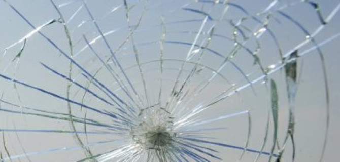 Замена автостекол в салоне или самостоятельный ремонт?